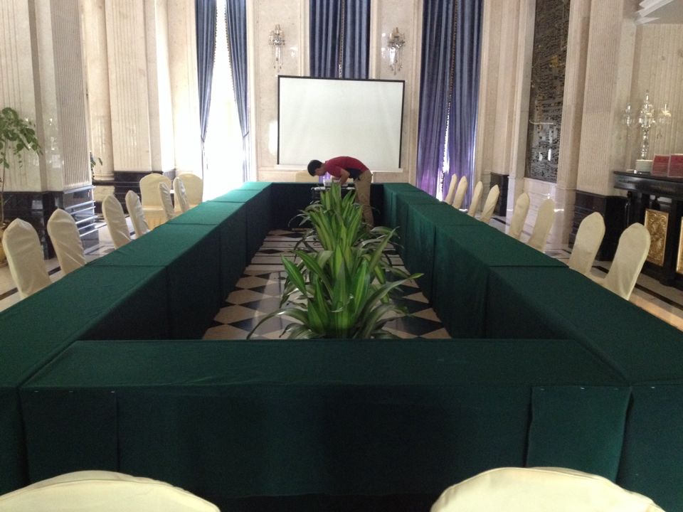 桌椅墨绿色布裙